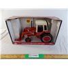 ERTL IH 986 Tractor with loader - 1:16