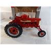 Image 6 : SpecCast IH Farmall 450 LP Gas Tractor - 1:16