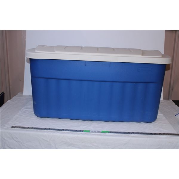 *Rubbermaid Tote with lid