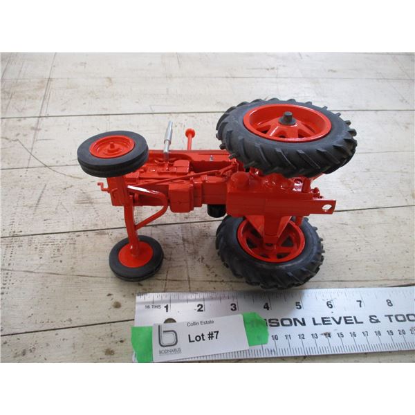 ERTL Case 930 Comfort King Tractor with box