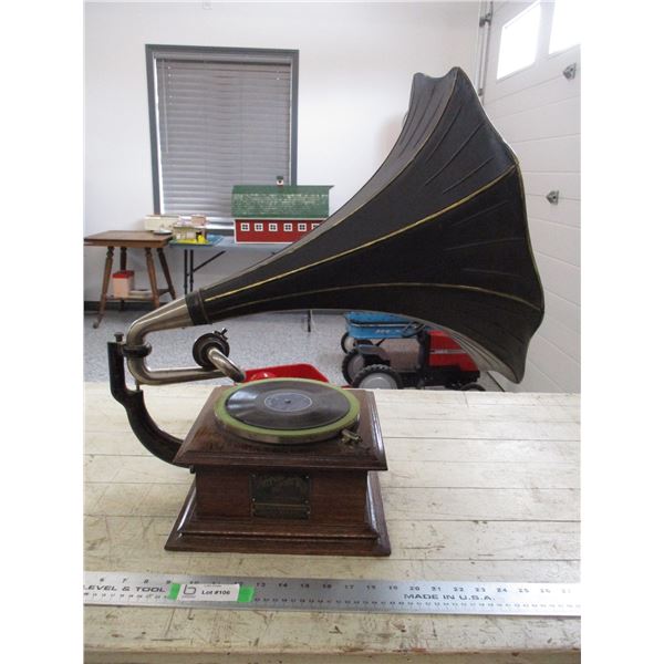 RCA Victor Berlinger Gram-o-Phone player with horn