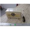 Image 2 : Jewel Wakemaster vintage radio - turns on speakers hum - clock works