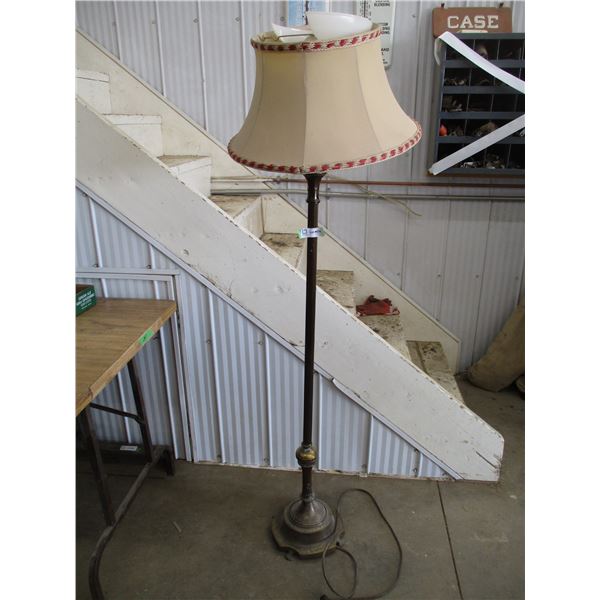 Floor lamp with shade (broken glass)