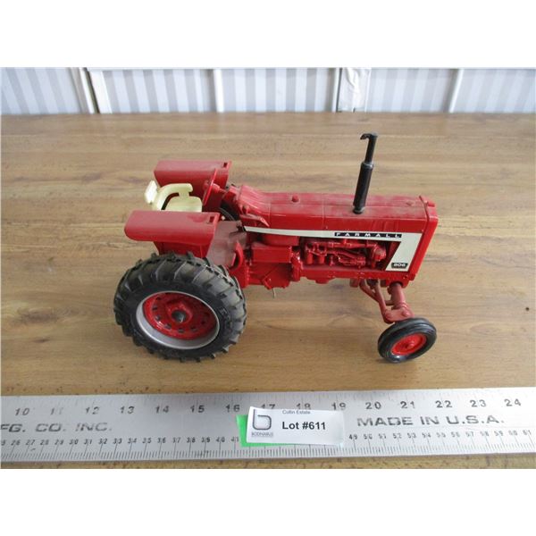 Farmall 806 tractor - 1:16
