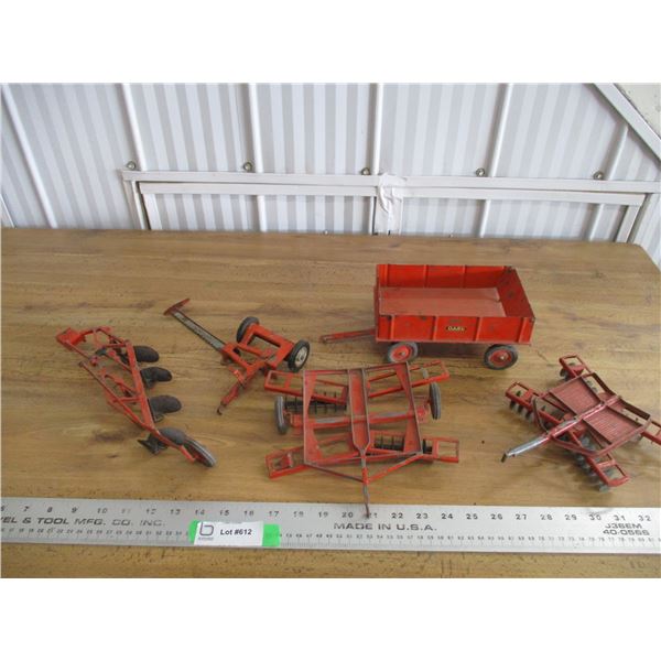 (5) farm toy accessories 1:16