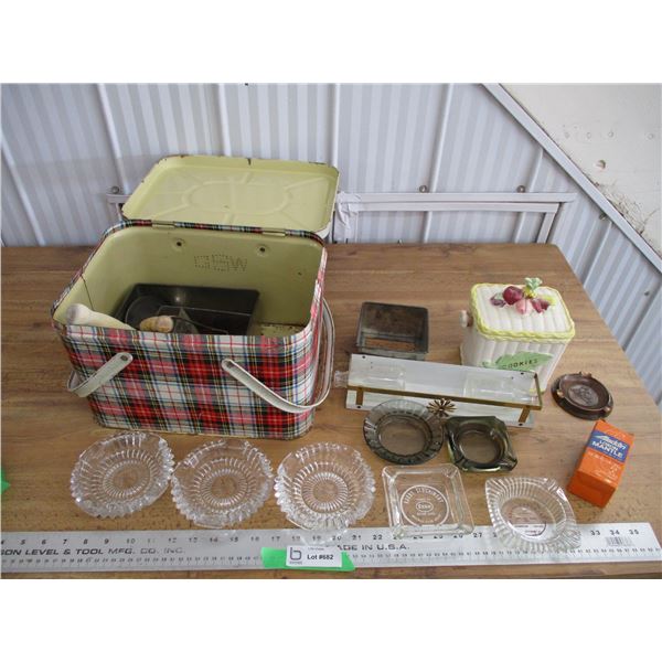 Picnic basket with ashtrays + misc