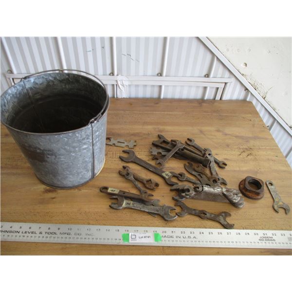 Galvanized pail hand tools IH
