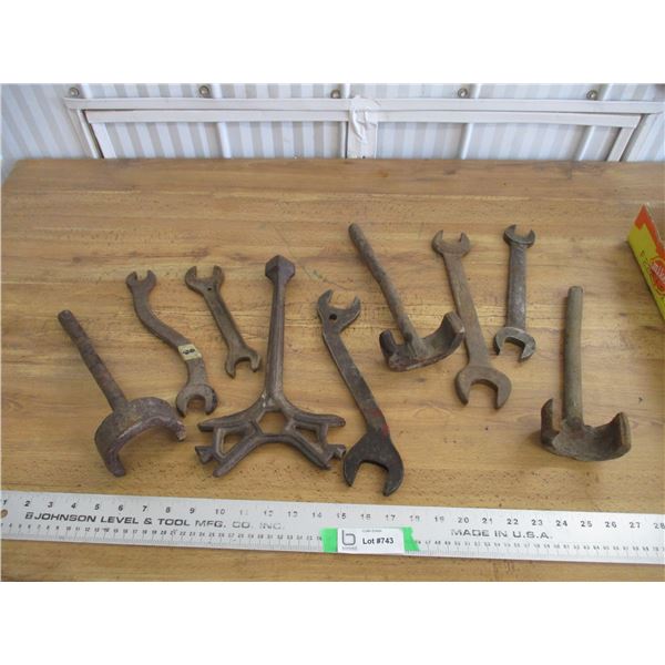 Hand tool wheel wrench