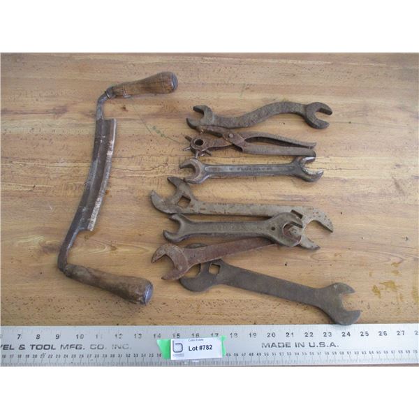 dawknife with hand tools