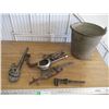 Image 1 : Galvanized pail with hand tools
