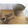 Image 4 : Galvanized pail with hand tools