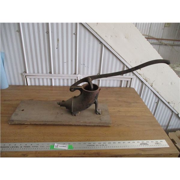 Sausage stuffer mounted