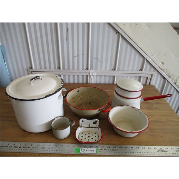 Enamel soap tray + pots, cup