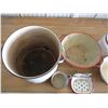 Image 2 : Enamel soap tray + pots, cup
