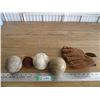 Image 1 : Glove with 3 balls