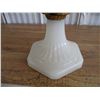 Image 3 : Aladdin Lamp (milk glass) with chimney