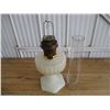 Image 4 : Aladdin Lamp (milk glass) with chimney