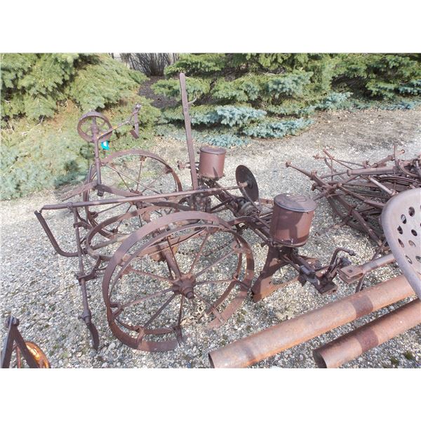 Antique corn planter (IH 1121A)