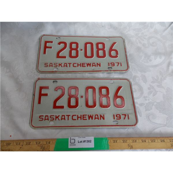 (2) 1971 (Matching Pair) of Sask (Farm) license plates