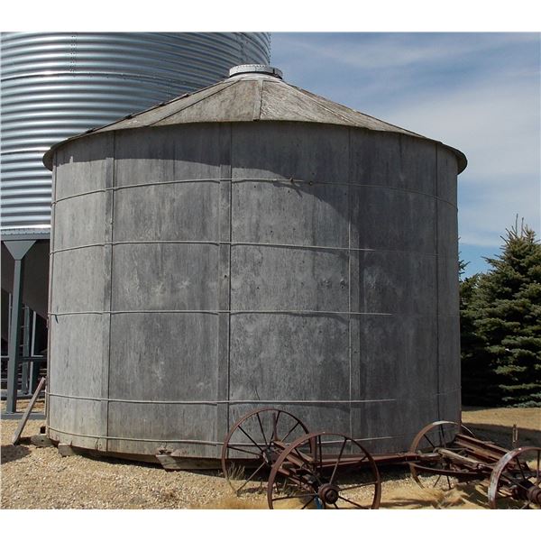 Antique wooden grain bin (16foot round, 10.5 ft tall walls) - 1000 bushel