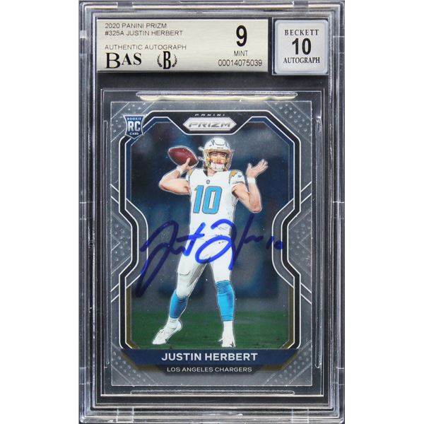 2020 PANINI PRIZM JUSTIN HERBERT SIGNED ROOKIE CARD (BECKETT 9/10)