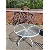 Image 1 : Outdoor Patio Table with 3 Chairs - 28"h x 40.5" in Diameter