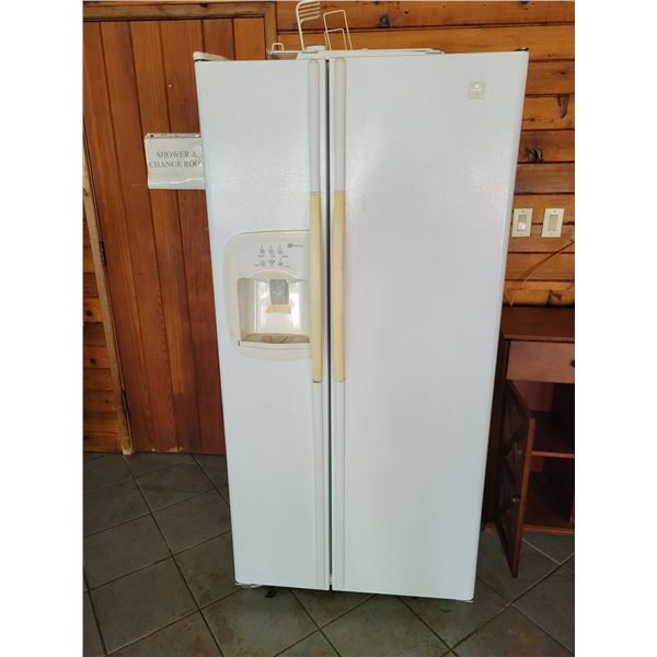 Side by Side Fridge (Old & has been unplugged for a while)