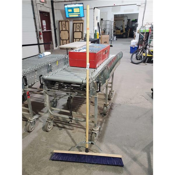 Uline H-1673 Push Broom