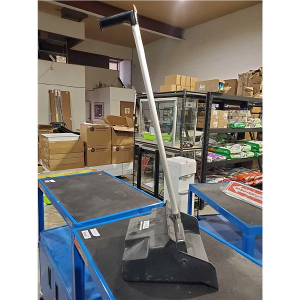 Uline Standing Dust Pan