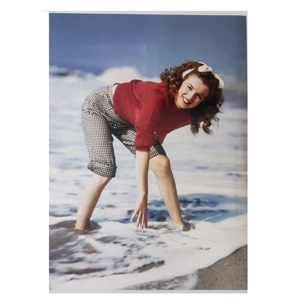 Photographer: Andre de dienes - Marilyn Monroe in red sweater and checkered pants.