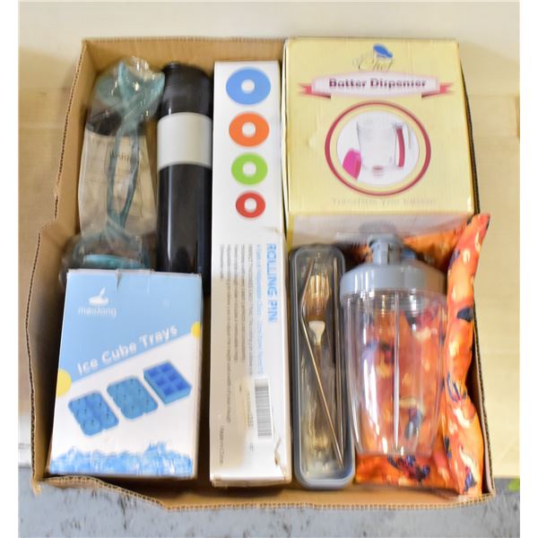 KITCHEN LOT: INCLUDES ROLLING PIN, MASHER, LUNCH