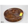 Image 2 : VINTAGE ESTATE BAKELITE JEWELRY BOX WITH CONTENTS
