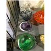 Image 2 : 12 ASSORTED ART GLASS PIECES