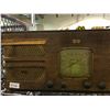 Image 2 : 2 VINTAGE RADIOS RCA VICTOR AND ARCADIA