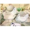 Image 1 : 2 MILK GLASS DISHES
