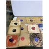 Image 2 : ASSORTED 78 RPM VINYL RECORDS ARTISTS INCLUDE JACKIE DENNIS, PAT BOONE, TEX RITTER, BING CROSBY AND