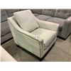 Image 2 : WHITE LOUNGE CHAIR