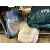 Image 2 : ASSORTED TOWELS, LINENS & BLANKETS