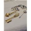 Image 2 : High End Fashion Jewelry - 4 Lapel Pins, 3 Brooches & 2 Pairs of Clip-on Earrings