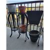 Image 4 : 4 Plant Stands with 8 Pots