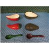 Image 8 : Tabletops Lifestyle Tropical Leaves Plate 19"L w/ Ceramic Pepper & Avocado w/ Lids