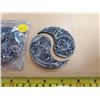 Image 2 : 2 collectible claw shaped coins with dragon & eagle designs