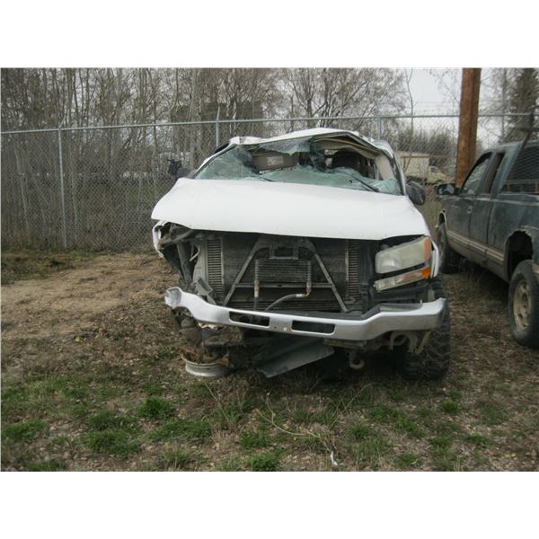 2005, GMC SIERRA 2500HD CREWCAB 4WD DIESEL (white) 1GTHK23225F831221 (HAS KEYS)