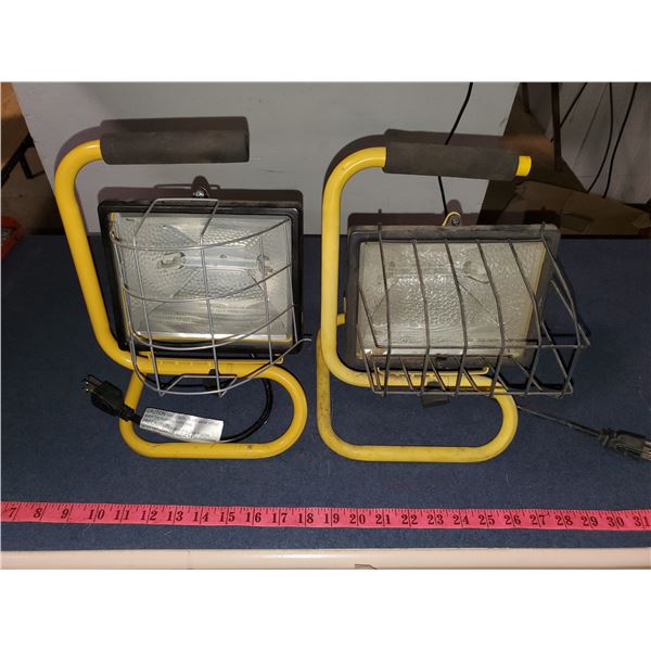 2 SPOT LIGHTS (ONE WORKING)