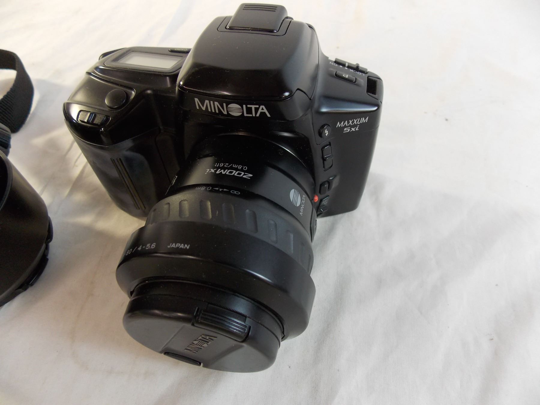 Minolta Maxxum 5xi 35mm camera with 2880 lens + 100300 lens + flash