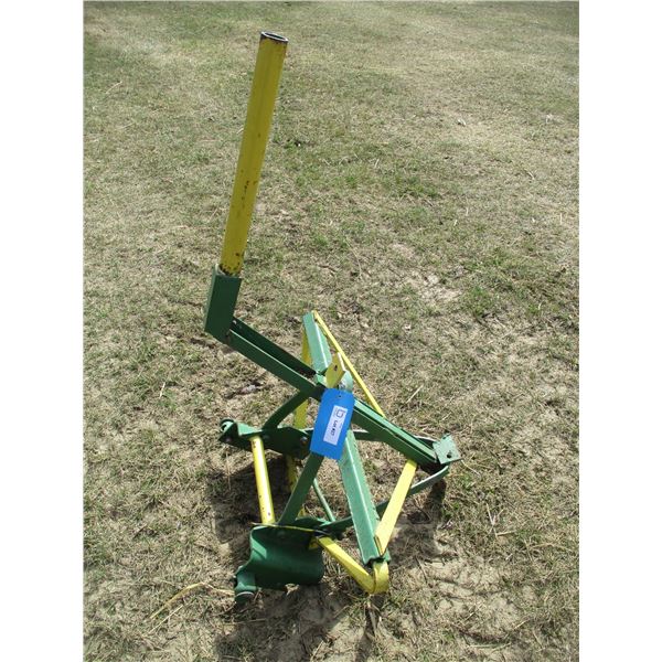 Single shovel cultivator for small tractor
