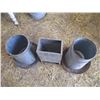 Image 4 : (3) Metal feeders