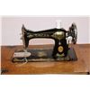 Image 4 : Antique Singer sewing machine + stand