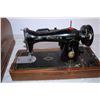 Image 2 : *Singer Vintage Sewing Machine