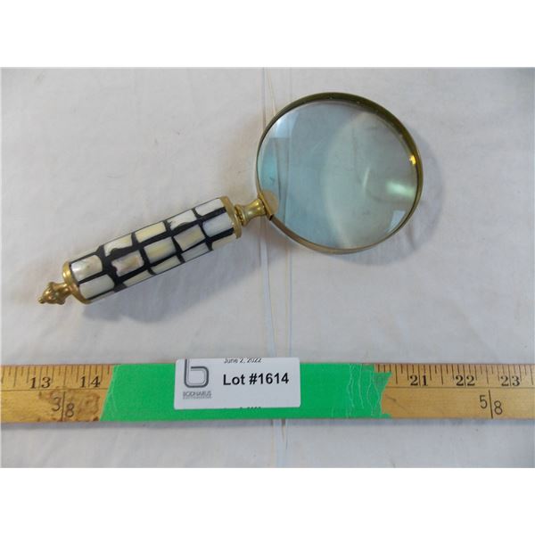 Magnifying glass with unique handle